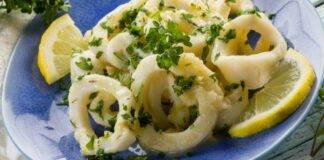 Anelli di calamari al forno con limone e prezzemolo ricetta