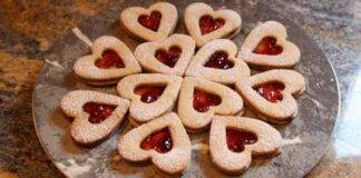 Biscotti di San Valentino con pasta frolla al caramello ricetta