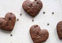 Biscotti ripieni al cioccolato a forma di cuore