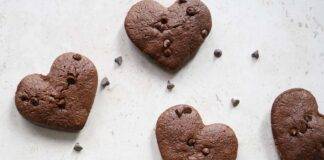 Biscotti ripieni al cioccolato a forma di cuore