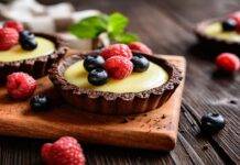 Crostatine al cacao con crema e frutta | Un dessert da gustare sempre! Crostatine al cacao