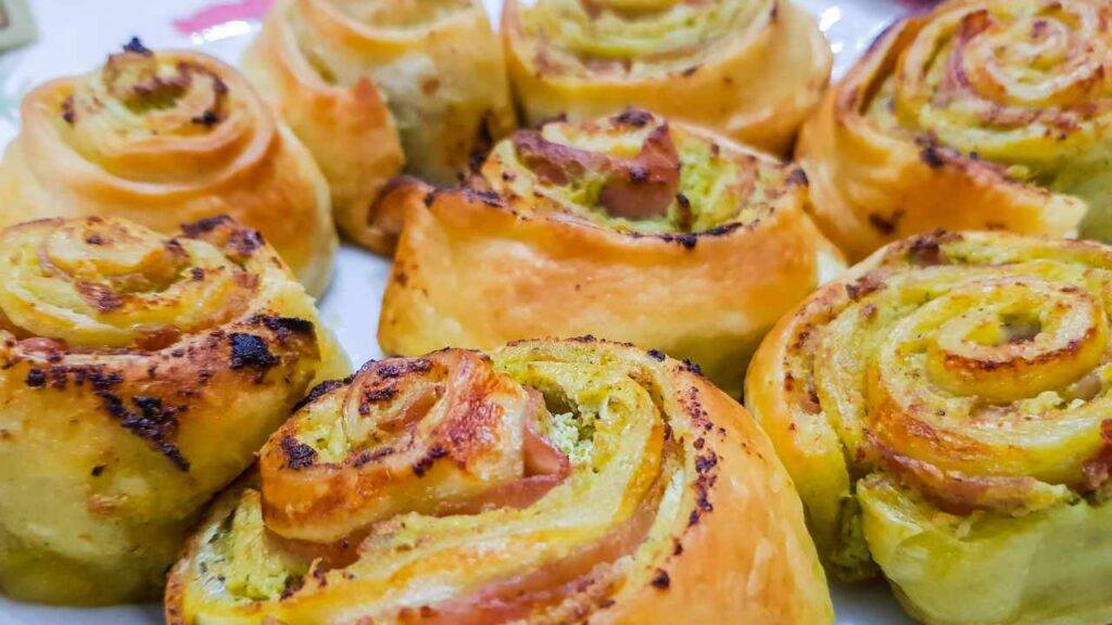 Girelle di pasta sfoglia con pesto, ricotta e prosciutto cotto