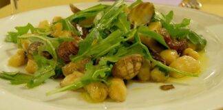 Gnocchi con vongole e rucola ricetta