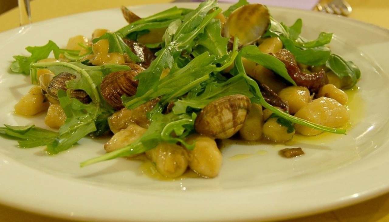 Gnocchi con vongole e rucola ricetta