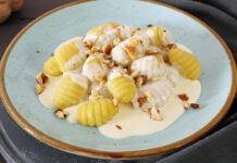 Pasta co crema di formaggio e noci