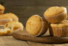 Muffin al latte condensato | Soffici e insoliti pronti in pochi minuti! Muffin al latte