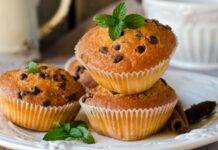 Muffin di banana avena yogurt e gocce di cioccolato | Leggeri e golosi Muffin di banana avena yogurt e gocce di cioccolato ricetta