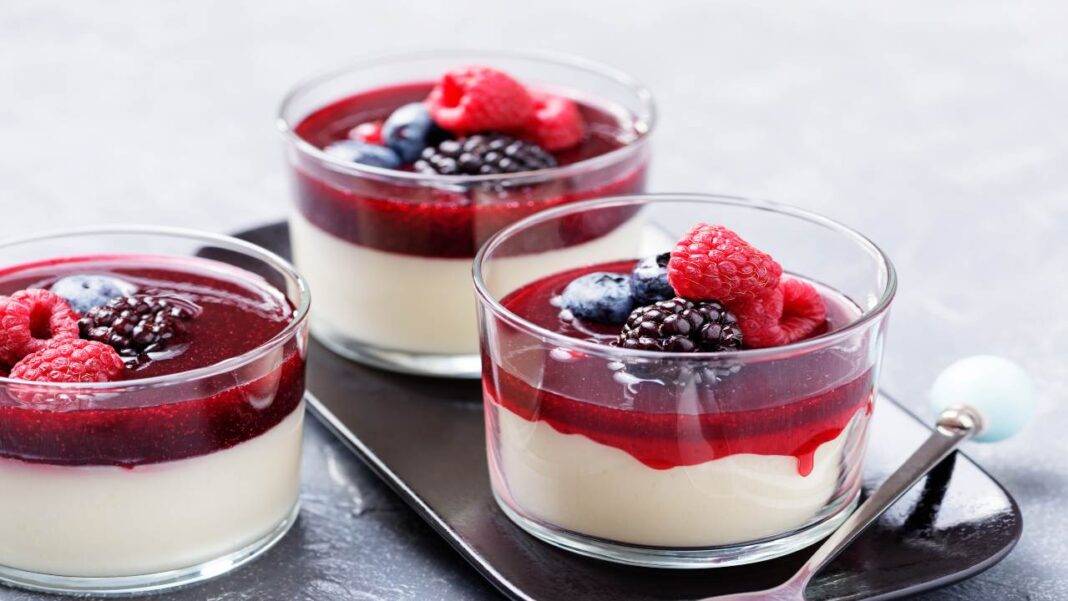 Panna cotta con frutti di bosco | Un dessert al cucchiaio gustosissimo