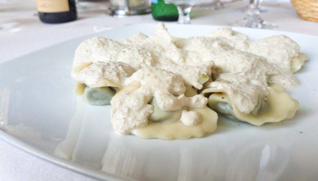 Pansoti con salsa di noci Ricetta tipica ligure per un primo saporito e delicato