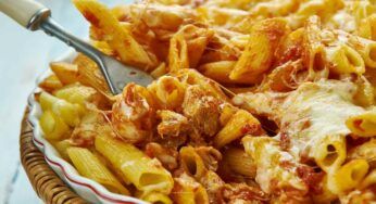 Pasta al forno veloce con salsiccia e mozzarella | Ricco e goloso