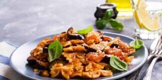 Pasta al sugo di melanzane e salsiccia ricetta