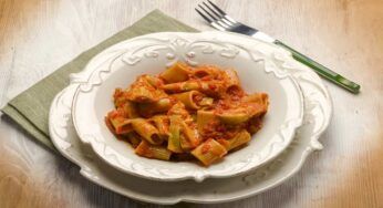 Pasta con carciofi e sugo di pomodoro | Un piatto super goloso