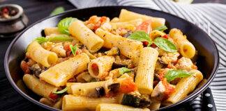 Pasta con verdure in padella