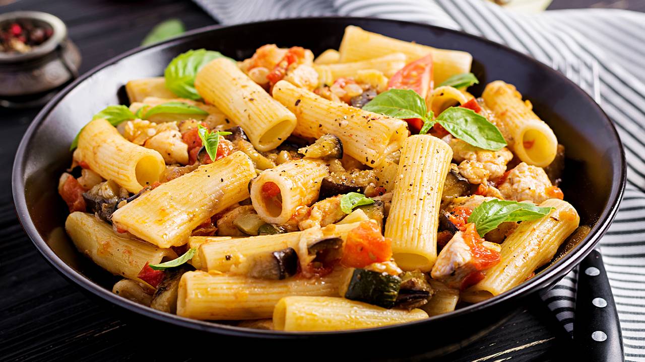 Pasta con verdure in padella