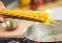 Acqua della pasta, perché non andrebbe mai buttata via Pasta nell'acqua perché non buttarla