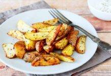 Patate al forno con la buccia ed il rosmarino | Croccanti e super saporite Patate con rosmarino