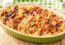 Patate arraganate con scamorza | Contorno invitante e gustoso Patate con pomodori