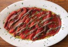 Peperoni arrostiti con salsa alle acciughe | Ottimo ghiotto contorno peperoni salsa accighe ricetta FOTO ricettasprint