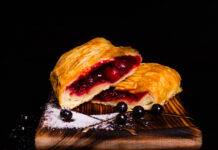 Saccottini ripieni di confettura all’arancia e frutti rossi, buonissimo dessert Panini dolci con marmellata di lampone