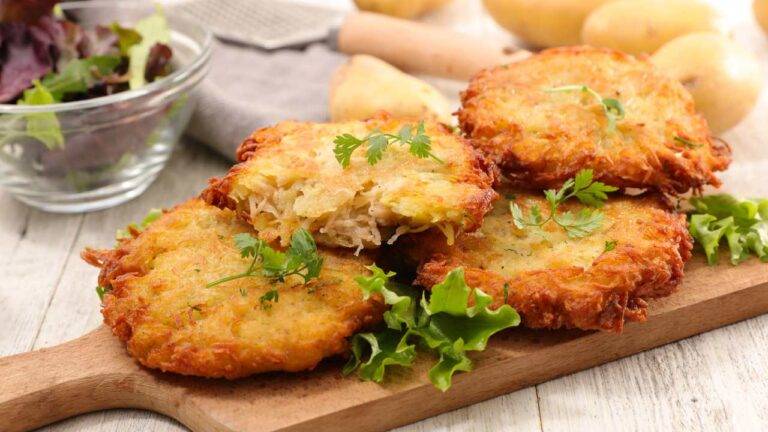 Schiacciatine di patate e cipolle | Un finger food veloce e gustoso