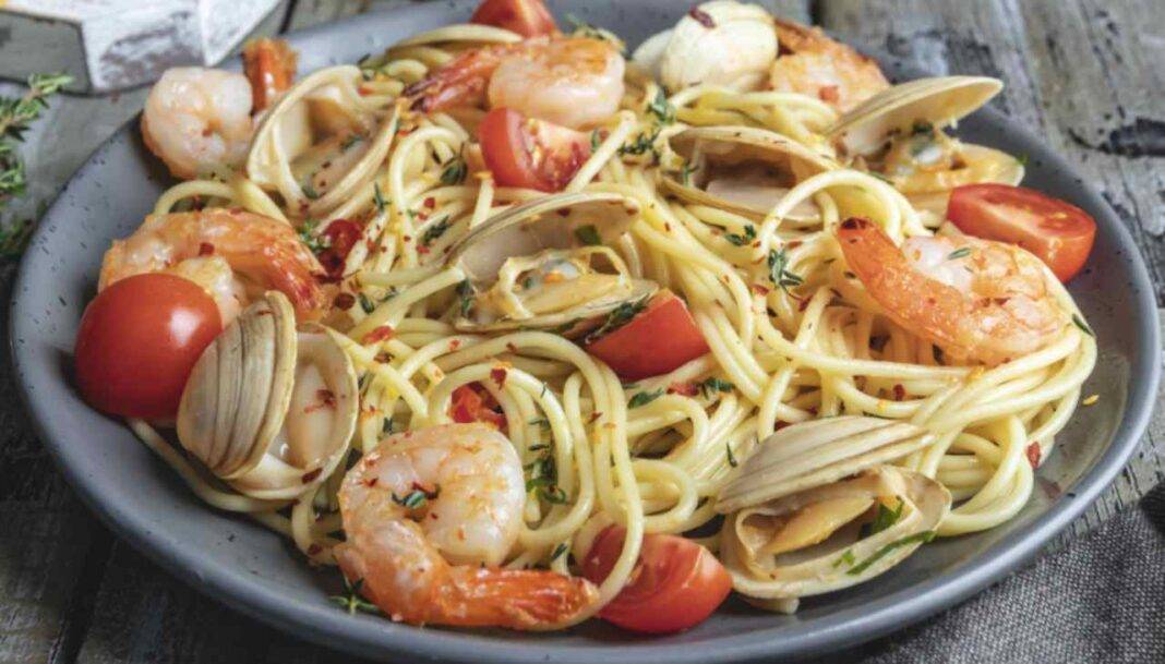 Spaghetti ai frutti di mare | Gustosi e veloci