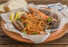 Spaghetti alla pescatora al cartoccio | Un primo piatto ricco di gusto Pasta con il pesce