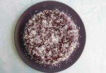 Torta al cacao ripiena di crema al cocco