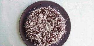 Torta al cacao ripiena di crema al cocco