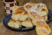 Treccine con uvetta | Brioche soffici e profumate preparate con la macchina del pane Treccine con uvetta ricetta