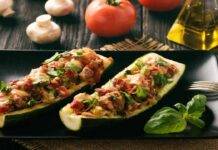 Zucchine a barchetta con speck e funghi | Contorno invitante Zucchine a barchetta