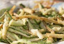Zucchine infarinate al forno | Leggere e sfiziose Zucchine infarinate al forno ricetta