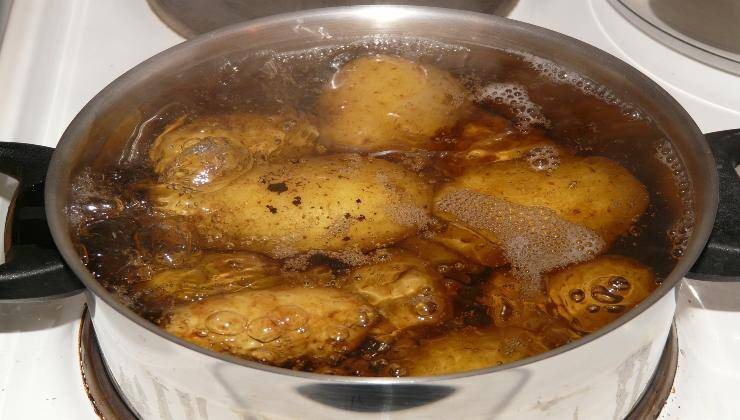 Una pentola ricolma di acqua con patate messe a bollite (Foto Pixabay - Ricettasprint.it 26122022)