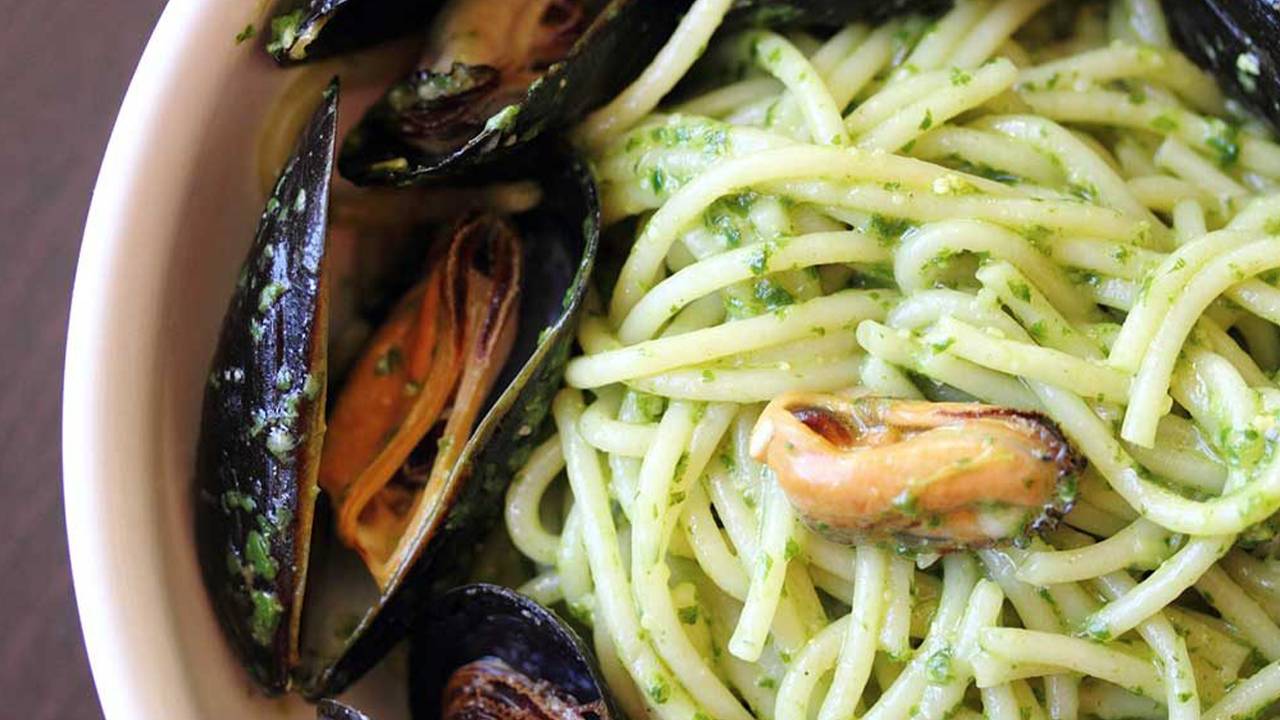 pasta al pesto e frutti di mare