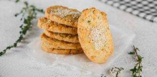 Biscotti salati con groviera parmigiano e semi di sesamo ricetta