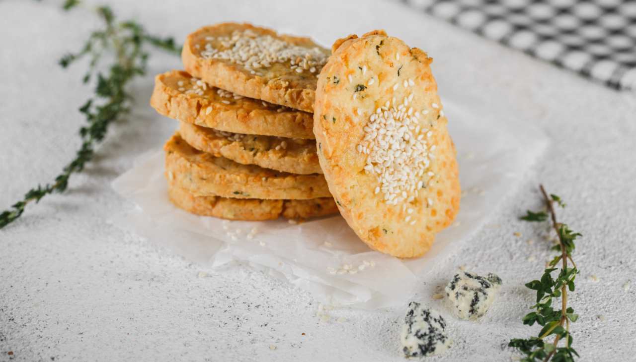 Biscotti salati con groviera parmigiano e semi di sesamo ricetta