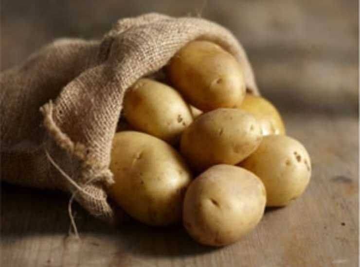 Carciofi e patate all'aglio al forno ricetta