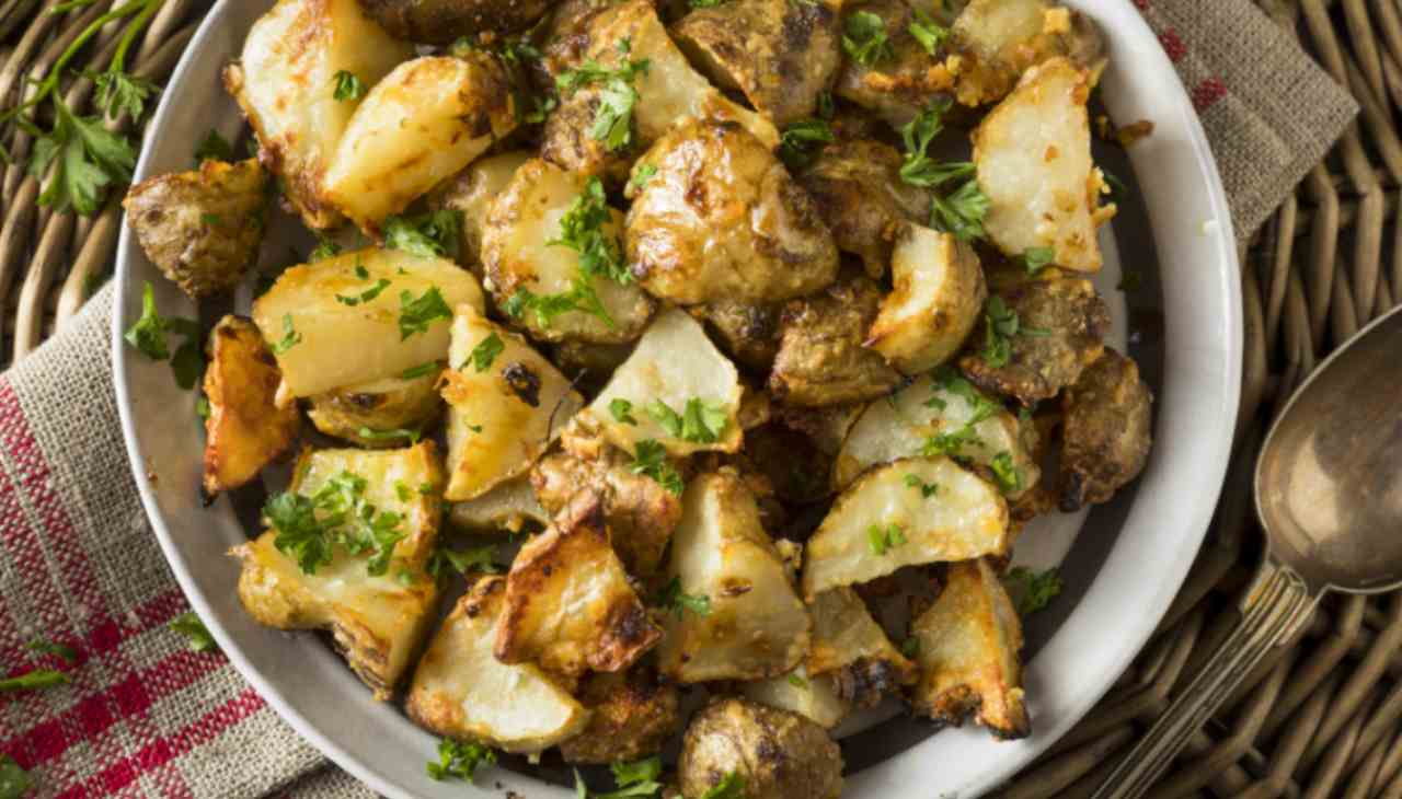 Carciofi e patate all'aglio al forno ricetta