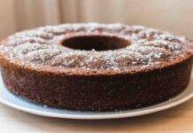 Ciambella al cioccolato con panna e cocco