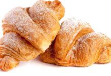 Cornetti soffici come delle nuvolette, la ricetta facile e veloce Cornetti soffici ricette