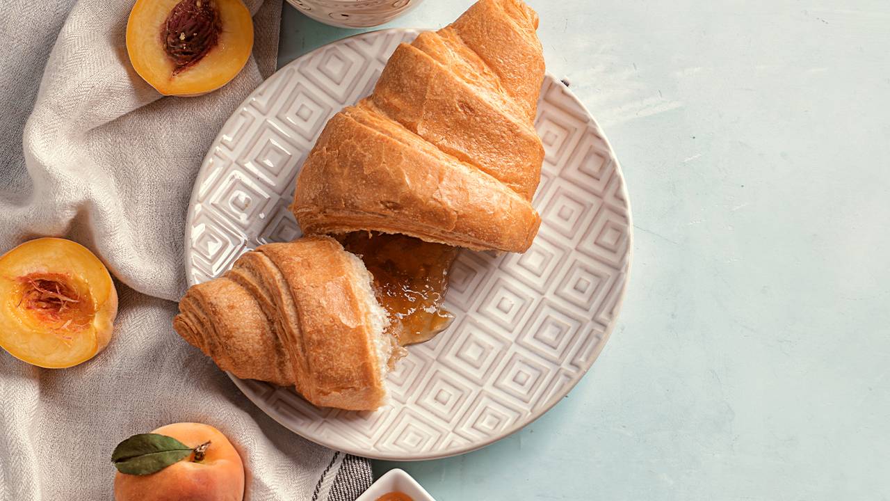 Croissant francesi alla marmellata di pesche, delicata prima colazione