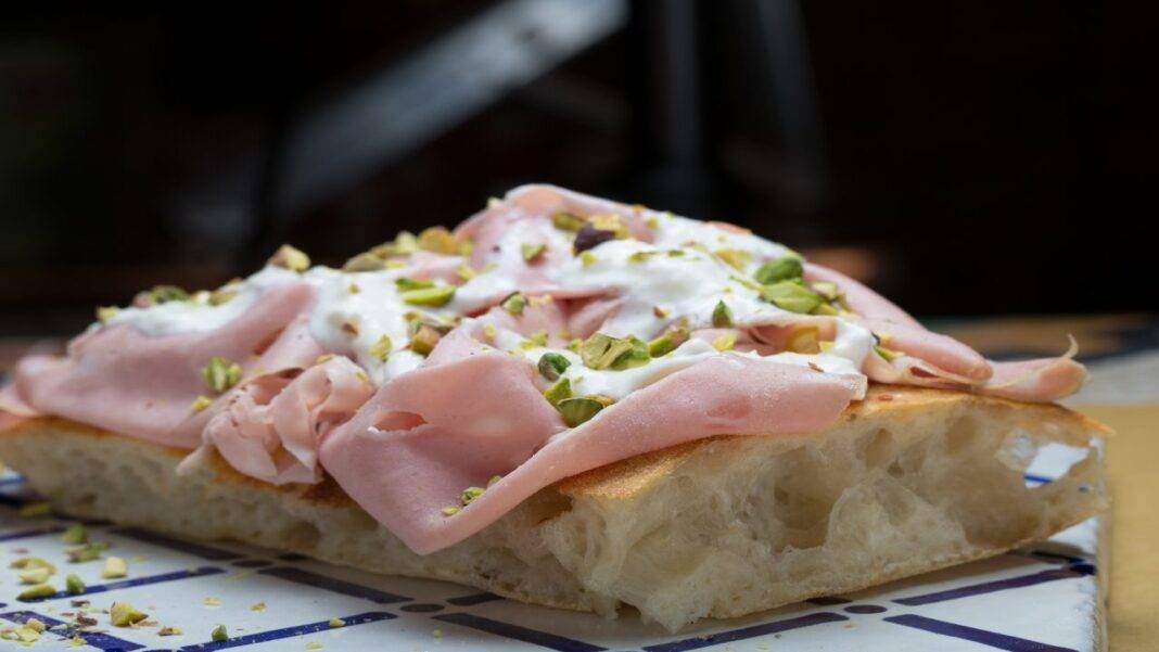 Focaccia mortadella e pistacchi Veloce perchè non deve lievitare