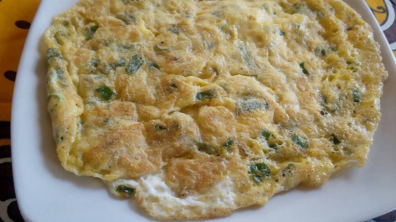 omelette di cipolle e prezzemolo