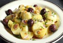 Insalata di patate con cipolla rossa e olive | Veloce e saporita Insalata di patate con cipolle rosse e olive ricetta