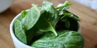 Lavare verdure a foglia verde