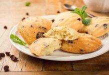 Madeleine con gocce di cioccolato | famosi dolcetti francesi Madeleine con gocce di cioccolato