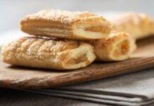Mini strudel con confettura di albicocche | Pronti in pochi minuti Mini strudel alla frutta