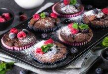 Muffin al cioccolato e frutti di bosco | Perfetti per la colazione Muffin ai frutti di bosco