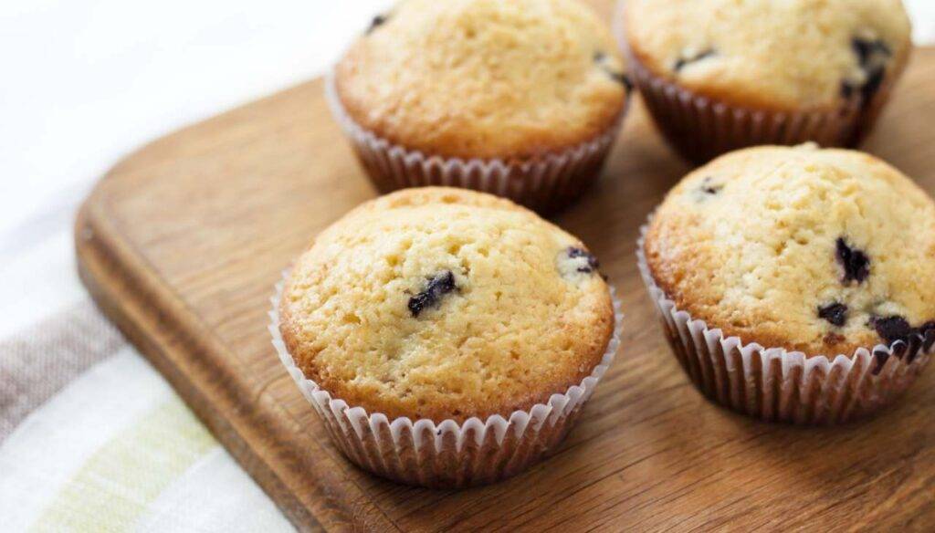 Muffins alla banana con farina di e frutti di bosco Gustosi e