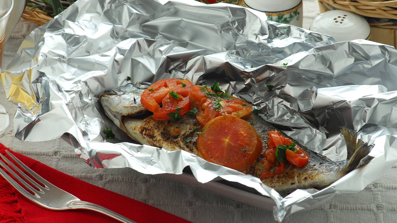 Pesce al forno in carta stagnola