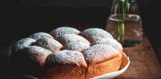 Pan brioche con marmellata e frutta secca